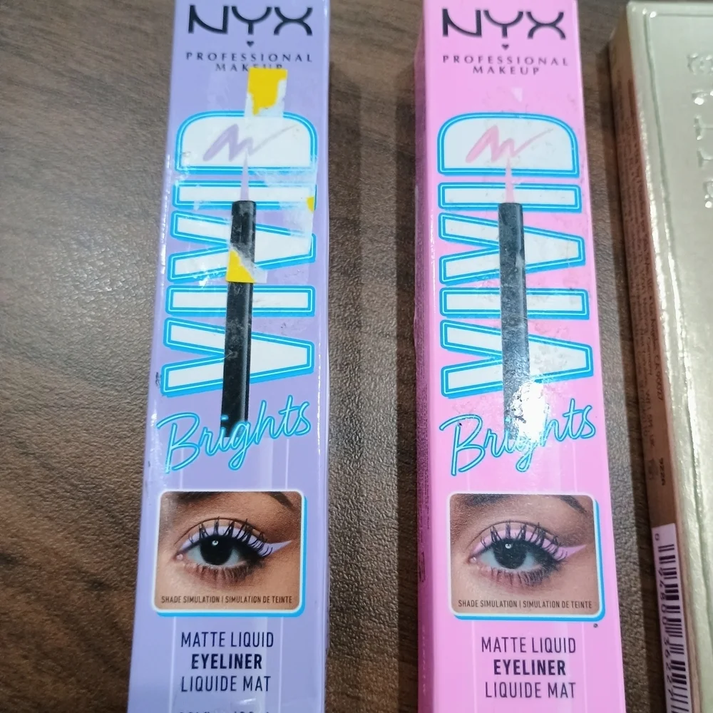 Make Up Bundle. 4 Eyelines and 1 Black mascara